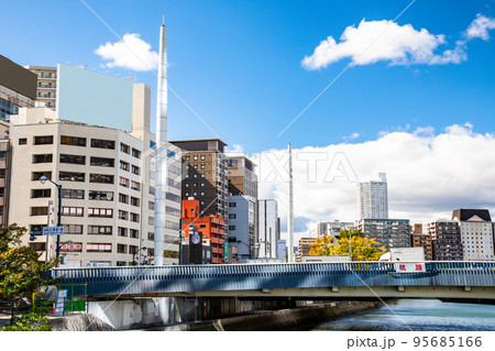 広島駅南側の駅前大橋周辺の市街地風景です。特徴的な柱状の塔やホテルなどが見えます。広島県 95685166