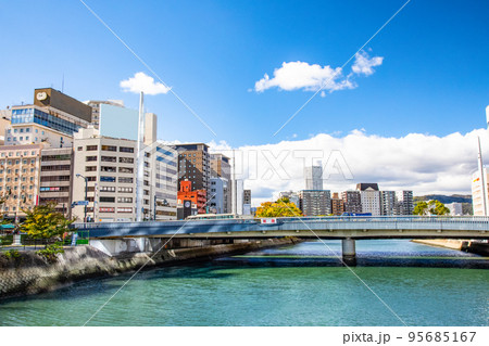 広島駅南側の駅前大橋周辺の市街地風景です。特徴的な柱状の塔やホテルなどが見えます。広島県 95685167