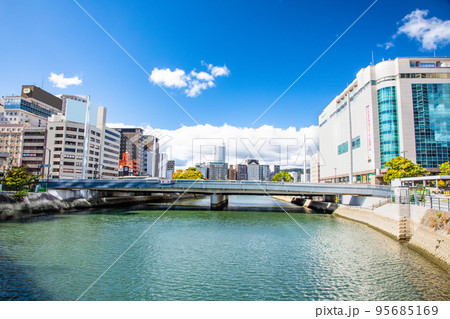 広島駅南側の駅前大橋周辺の市街地風景です。特徴的な柱状の塔やホテル、百貨店などが見えます。広島県 広島駅南側の駅前大橋周辺の市街地風景です。特徴的な柱状の塔やホテル、百貨店などが見えます。広島県 95685169