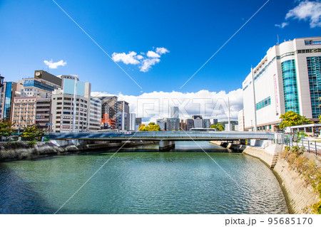 広島駅南側の駅前大橋周辺の市街地風景です。特徴的な柱状の塔やホテル、百貨店などが見えます。広島県 広島駅南側の駅前大橋周辺の市街地風景です。特徴的な柱状の塔やホテル、百貨店などが見えます。広島県 95685170