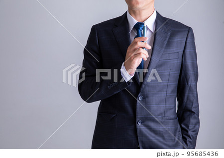 タバコを吸う男性　smoking 95685436