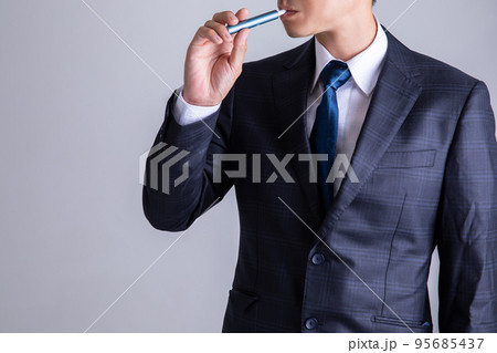 タバコを吸う男性　smoking 95685437
