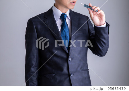 タバコを吸う男性　smoking 95685439