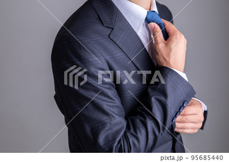 ネクタイをしめる男性　tie 95685440