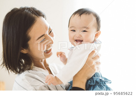 笑顔の赤ちゃんとママ・子育てイメージ 笑顔の赤ちゃんとママ・子育てイメージ 95685622
