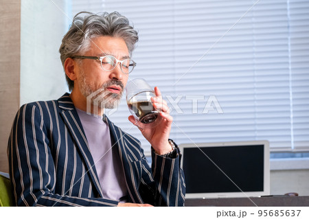 コーヒー　バリスタ　飲む　味わう 95685637