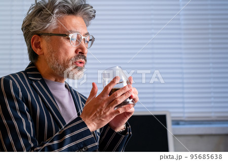 コーヒー　バリスタ　飲む　味わう 95685638