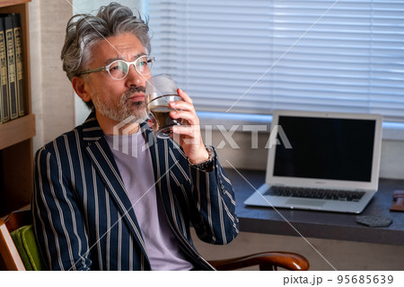 コーヒー バリスタ 飲む 味わう コーヒー バリスタ 飲む 味わう 95685639