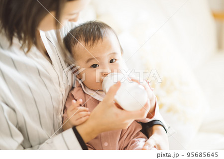 ミルクを飲む赤ちゃんとママ 95685645