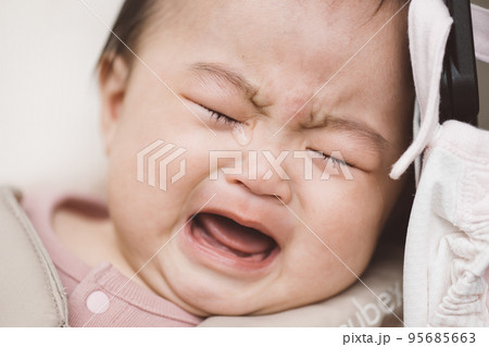 全力で泣く赤ちゃん 全力で泣く赤ちゃん 95685663