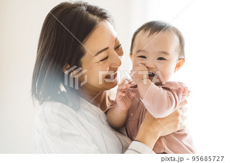 笑顔の赤ちゃんとママ・子育てイメージ 笑顔の赤ちゃんとママ・子育てイメージ 95685727
