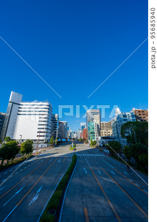 青空と朝の静けさが残る名古屋の大動脈桜通りの風景|愛知県名古屋市 青空と朝の静けさが残る名古屋の大動脈桜通りの風景|愛知県名古屋市 95685940