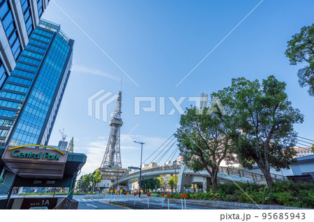 観光名所のタワーに続く地下鉄駅と道路の都会的な風景|愛知県名古屋市 観光名所のタワーに続く地下鉄駅と道路の都会的な風景|愛知県名古屋市 95685943