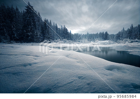 イラスト 雪山 山 自然 湖 氷 森 針葉樹 95685984