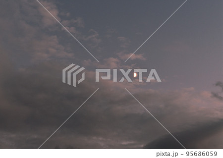 北杜市白州町、夕空に月齢7.2十月上弦の月 北杜市白州町、夕空に月齢7.2十月上弦の月 95686059