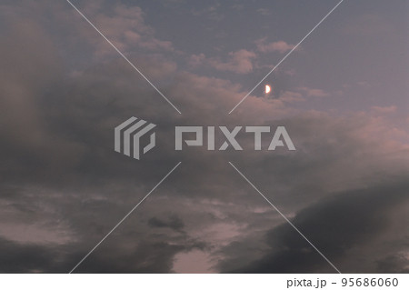 北杜市白州町、夕空に月齢7.2十月上弦の月 北杜市白州町、夕空に月齢7.2十月上弦の月 95686060