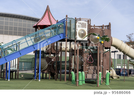 青空と公園の遊具 山形県南陽市 青空と公園の遊具 山形県南陽市 95686066