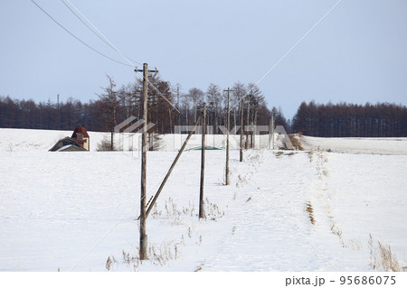 北海道　十勝地方　牧場のある風景（冬） 95686075