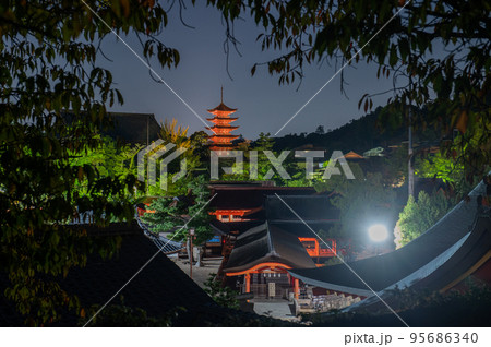 世界遺産　夜の宮島 95686340