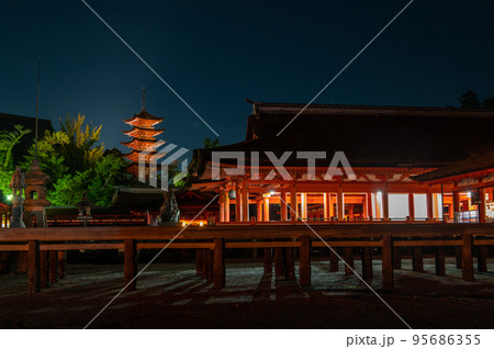 世界遺産　夜の宮島 95686355