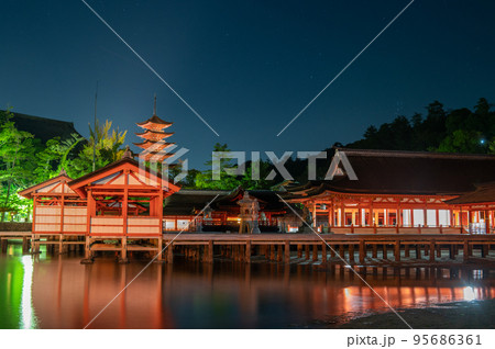 世界遺産　夜の宮島 95686361