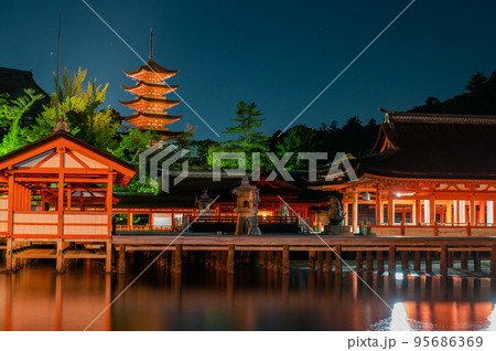 世界遺産　夜の宮島 95686369