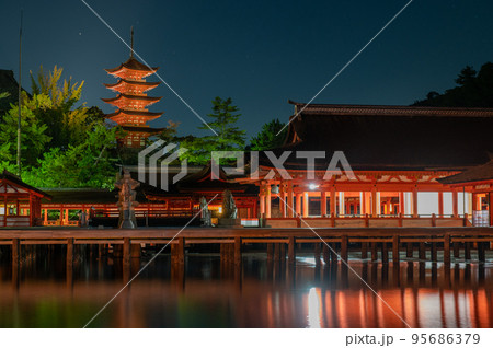 世界遺産　夜の宮島 95686379