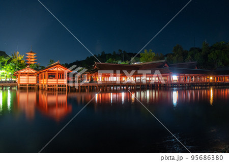 世界遺産　夜の宮島 95686380