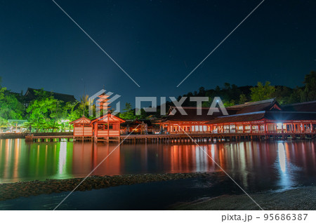 世界遺産　夜の宮島 95686387