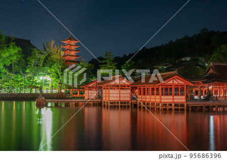 世界遺産　夜の宮島 95686396
