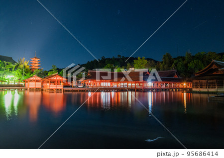 世界遺産　夜の宮島 95686414