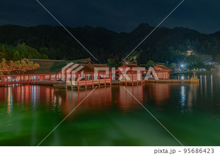 世界遺産　夜の宮島 95686423