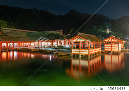 世界遺産　夜の宮島 95686433