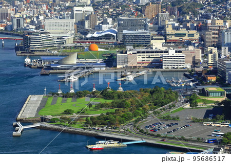 【長崎県】鍋冠山から見た晴天の長崎の眺望 【長崎県】鍋冠山から見た晴天の長崎の眺望 95686517