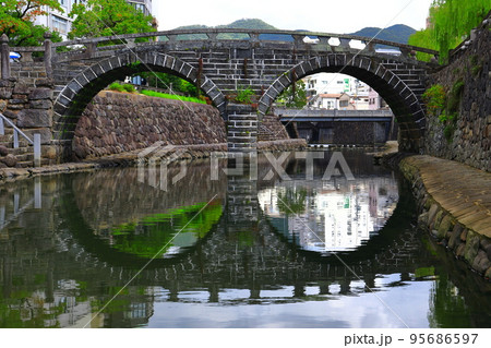 【長崎県】晴天の長崎の眼鏡橋 95686597
