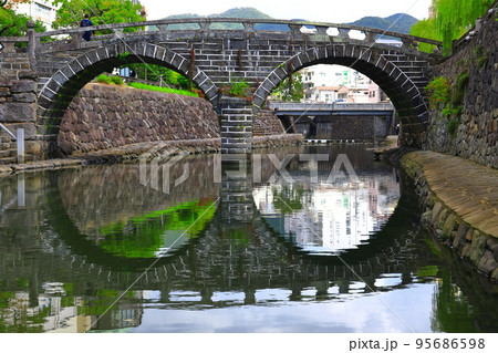 【長崎県】晴天の長崎の眼鏡橋 95686598