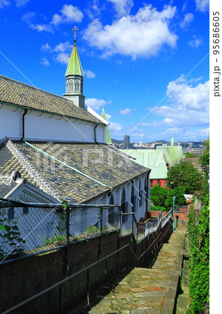 【長崎県】祈念坂から見た晴天の長崎の眺望 95686605