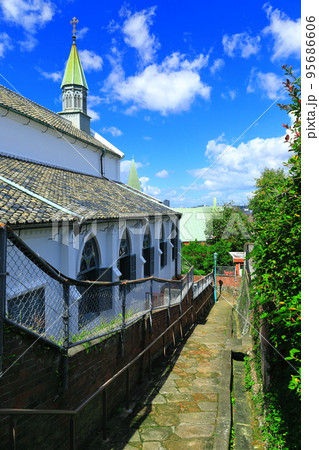 【長崎県】祈念坂から見た晴天の長崎の眺望 【長崎県】祈念坂から見た晴天の長崎の眺望 95686606