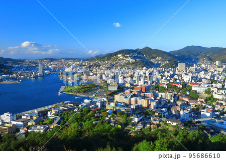 【長崎県】鍋冠山から見た晴天の長崎の眺望 【長崎県】鍋冠山から見た晴天の長崎の眺望 95686610