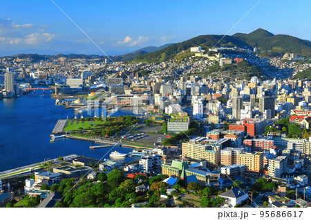 【長崎県】鍋冠山から見た晴天の長崎の眺望 【長崎県】鍋冠山から見た晴天の長崎の眺望 95686617