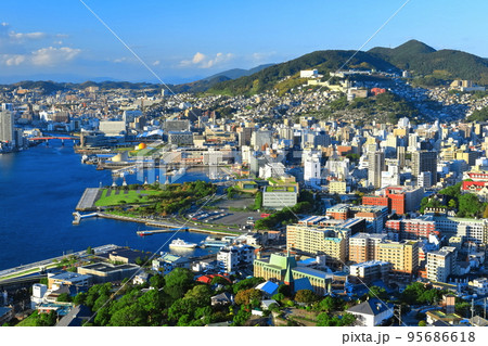 【長崎県】鍋冠山から見た晴天の長崎の眺望 【長崎県】鍋冠山から見た晴天の長崎の眺望 95686618