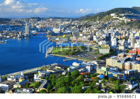 【長崎県】鍋冠山から見た晴天の長崎の眺望 【長崎県】鍋冠山から見た晴天の長崎の眺望 95686671