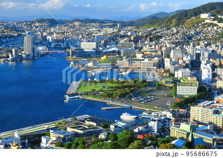 【長崎県】鍋冠山から見た晴天の長崎の眺望 【長崎県】鍋冠山から見た晴天の長崎の眺望 95686675