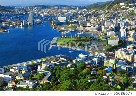 【長崎県】鍋冠山から見た晴天の長崎の眺望 【長崎県】鍋冠山から見た晴天の長崎の眺望 95686677