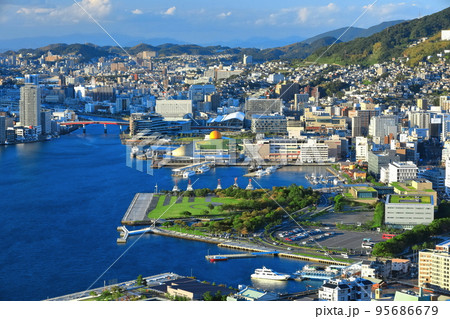 【長崎県】鍋冠山から見た晴天の長崎の眺望 【長崎県】鍋冠山から見た晴天の長崎の眺望 95686679