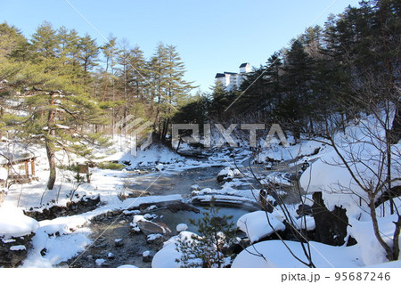 温泉が流れる川(草津の西の河原公園) 温泉が流れる川(草津の西の河原公園) 95687246