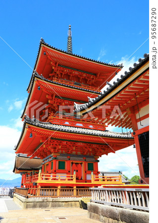 清水寺　青空と三重塔 95687290