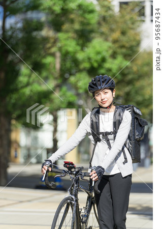 フードデリバリー 配達員の女性 95687434