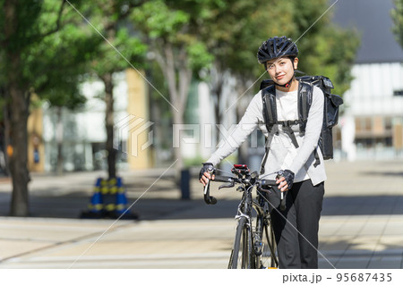 フードデリバリー 配達員の女性 95687435