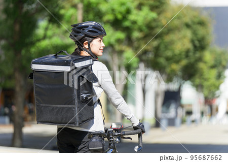 フードデリバリー 配達員の女性 後ろ姿 フードデリバリー 配達員の女性 後ろ姿 95687662